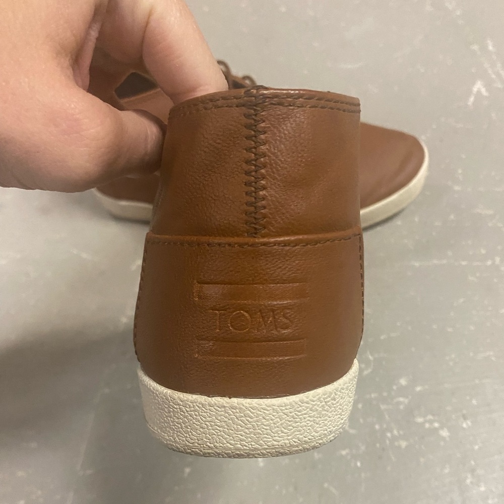 Size 7 men’s Tom’s